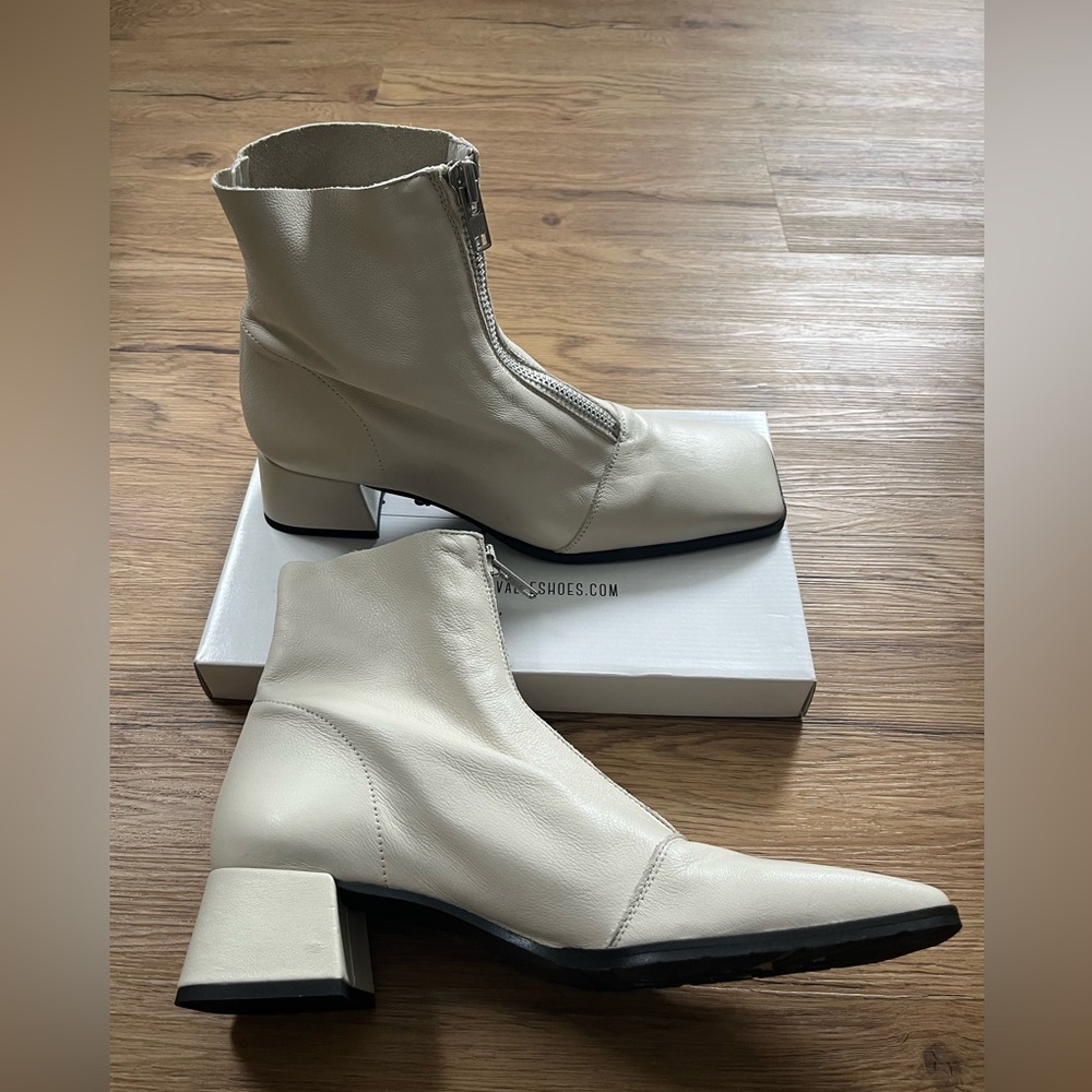 Brand New- Fleetwood off white l’intervalle booties. Sz 41.